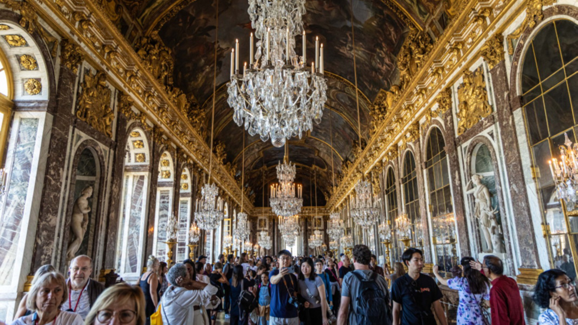 Огледалната зала във Версайския дворец.