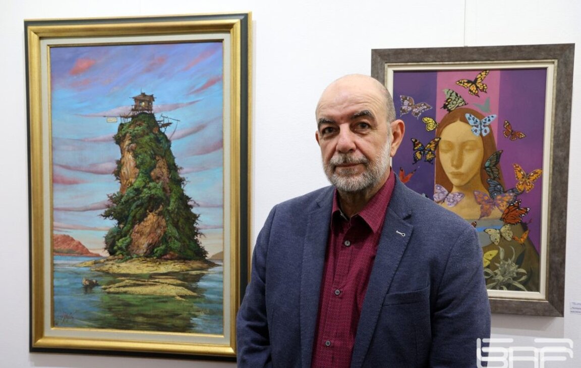 Художникът пред свои творби от изложбата