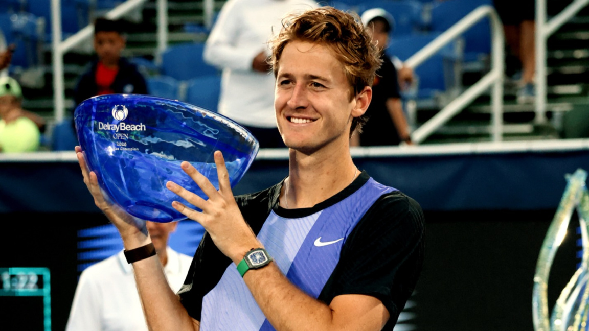 Себастиан Корда с купата от турнира.