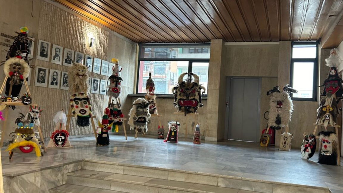 Над 300 кукерски маски  събра национален...