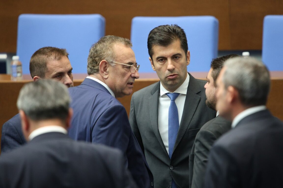 Джевдет Чакъров от АСП и Кирил Петков от ПП-ДБ в парламента.