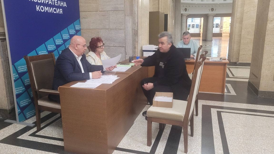 Ивайло Дражев подава документите на коалиция "Моя България" в ЦИК