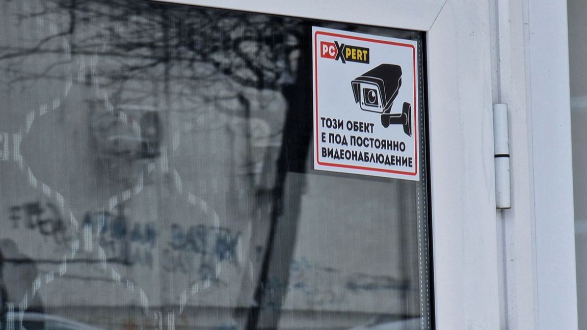 В салон за красота, разположен в жилищен блок в бургаския квартал "Меден рудник", са извършени проверки след подаден към полицията сигнал за изтекли в интернет пространството записи от видеокамери.