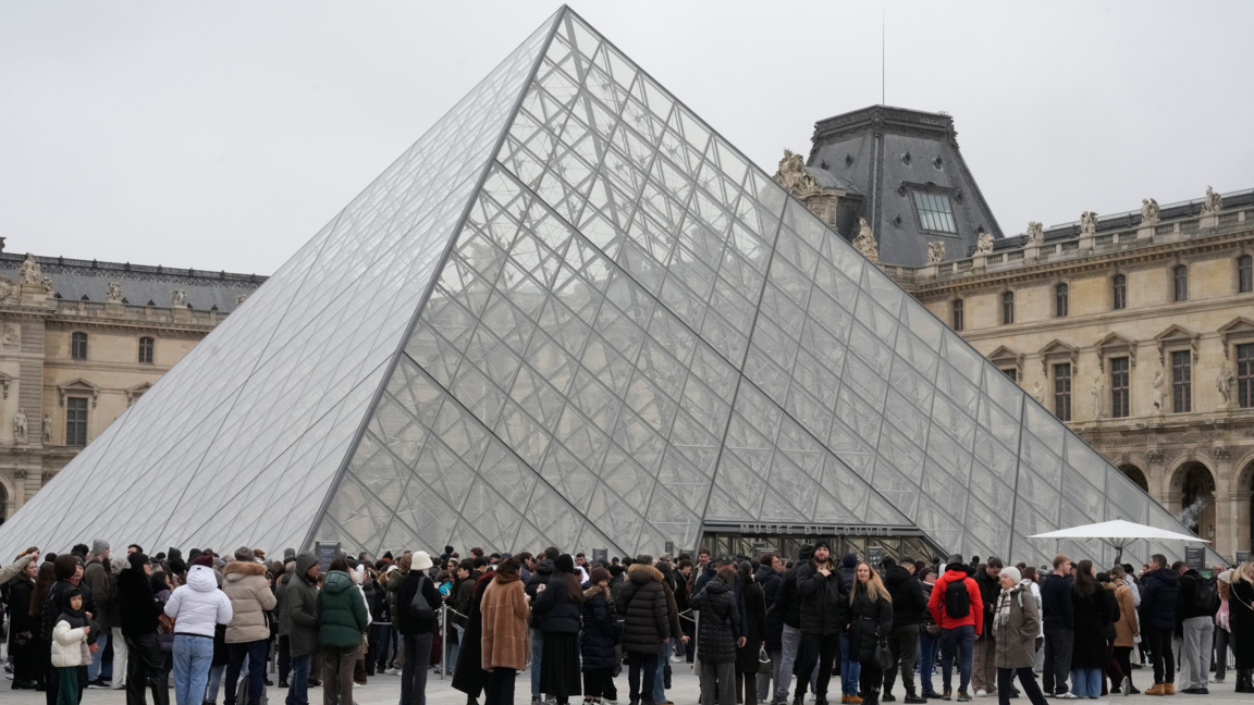 Директорката на Лувъра Лоранс де Кар под...