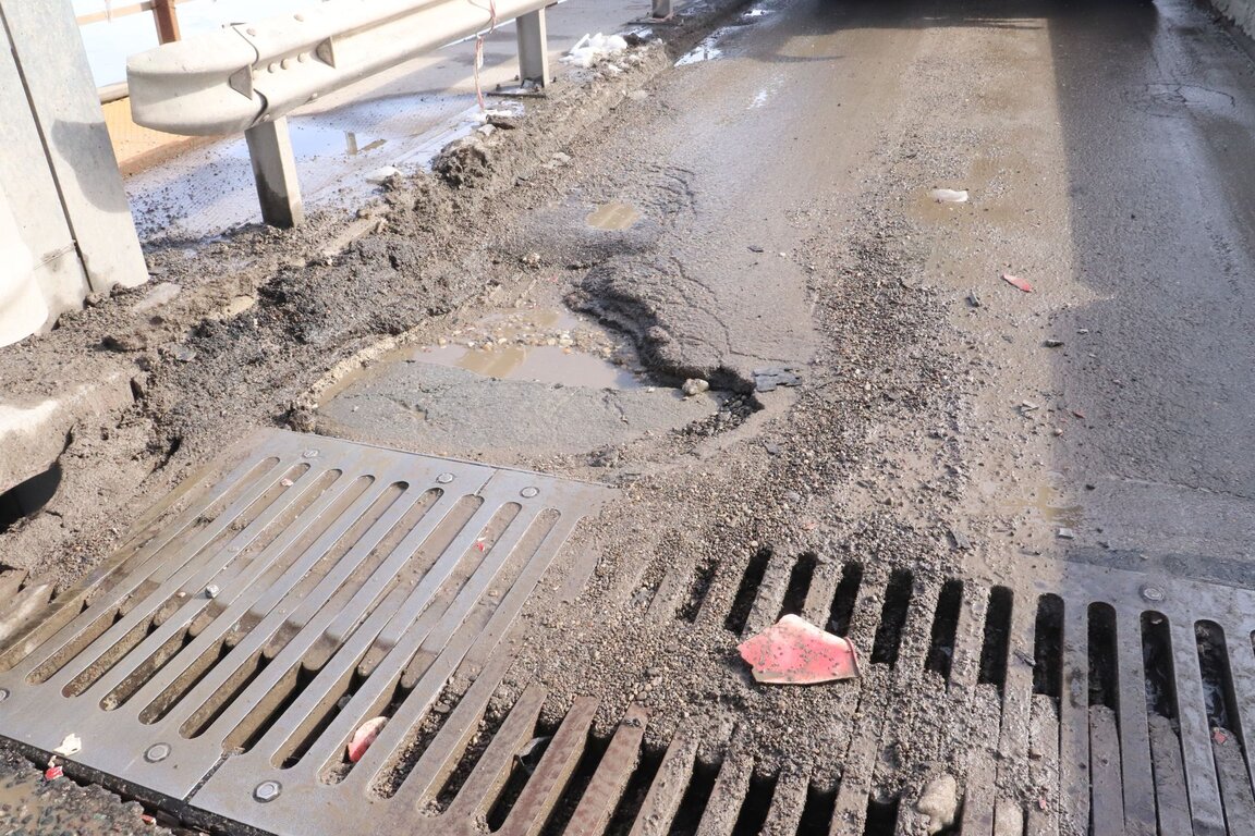 Пълнят дупките на Дунав мост...