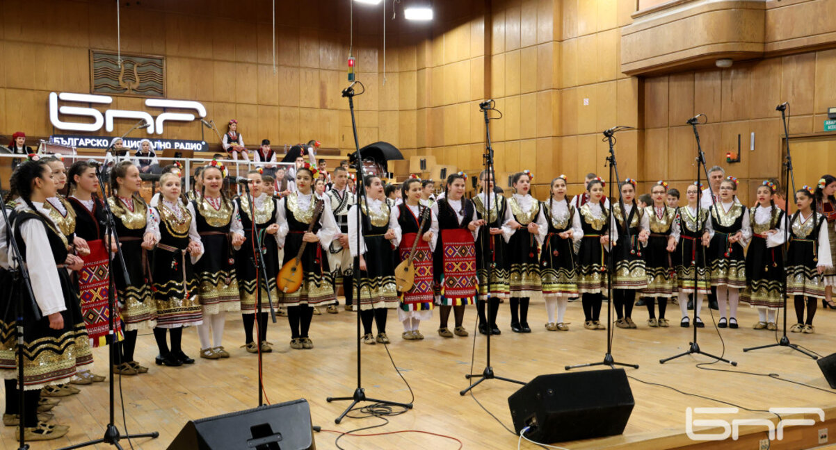 Над 200 деца на галаконцерта "Млади фолклорни таланти" в Първо студио на БНР