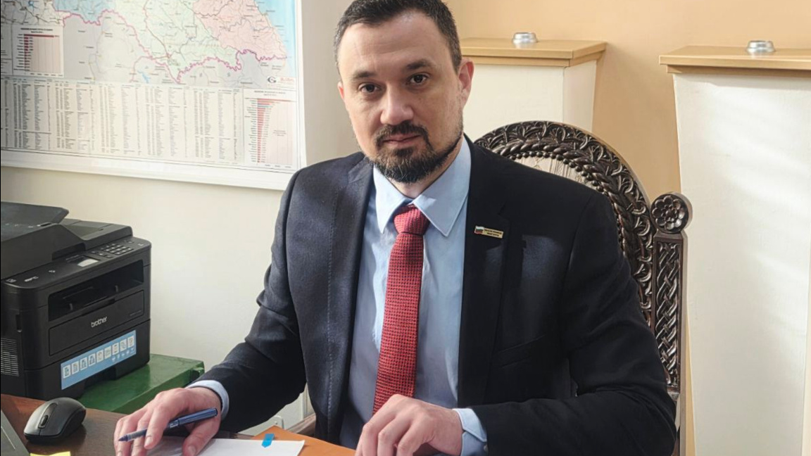 Новият областен управител Добромир Гюлев...