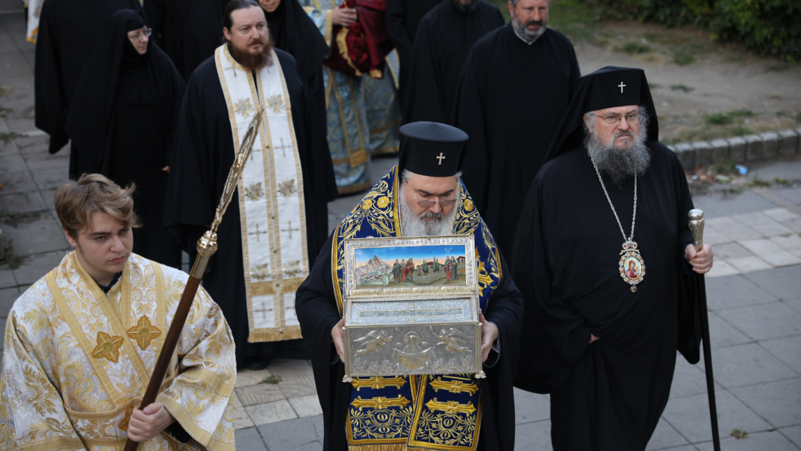 Стотици във Варна посрещнаха частица от Честния пояс на Богородица