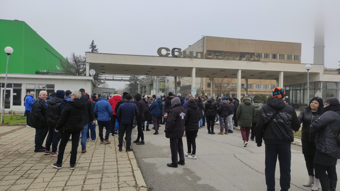 Бивши и настоящи работници от завода за производство на целулоза в Свищов излязоха на протест. Не са получавали заплати от септември миналата година.