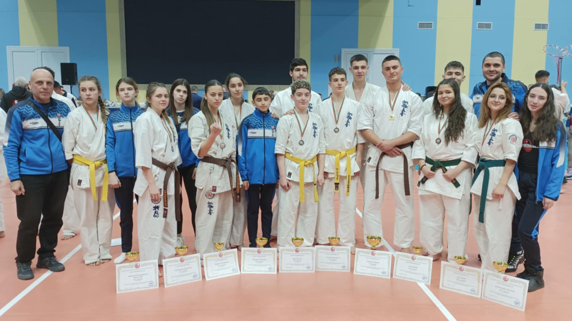 Шуменските каратисти с куп медали...
