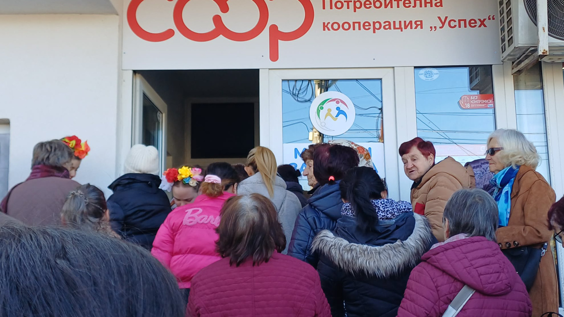 Опашка се изви на откриването на "Магазин за хората" в Куклен