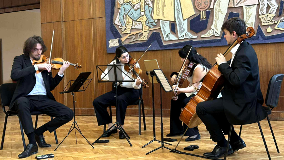 Струнен квартет "Тонъ" се впуска смело в...