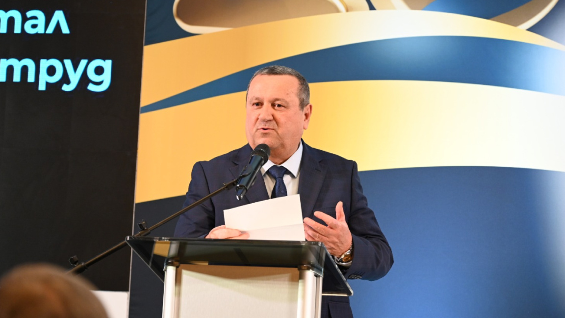 Bakan Ademov: Sosyal hizmetler sık sık k...