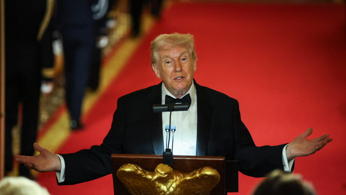 Президентът на САЩ Доналд Тръмп говори по време на вечерята на губернаторите в Източната зала на Белия дом във Вашингтон, окръг Колумбия, САЩ, 21 февруари 2026 г.