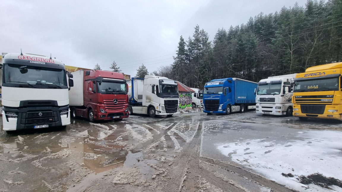 Не се пропускат товарни автомобили на гр...