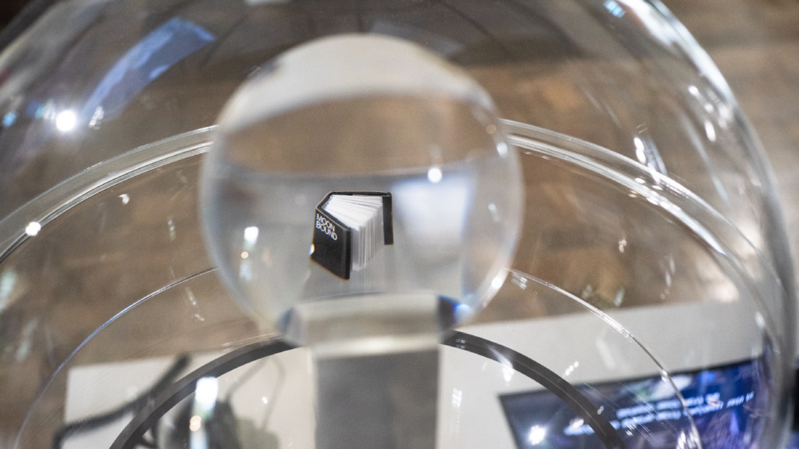 Изложба, побираща се в 1 куб. см, ще отп...