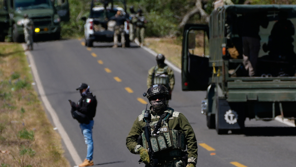 Около 10 000 войници пазят реда в Мексик...