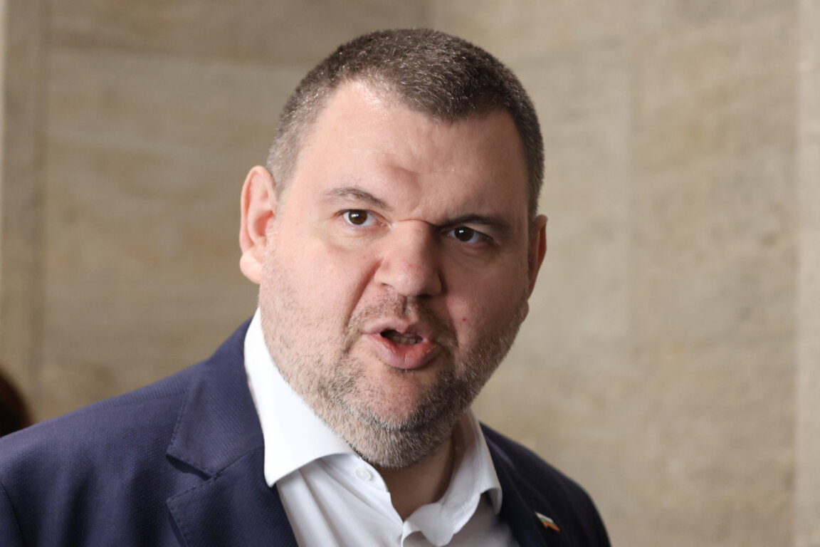 Пеевски отново отправи обиди към президента