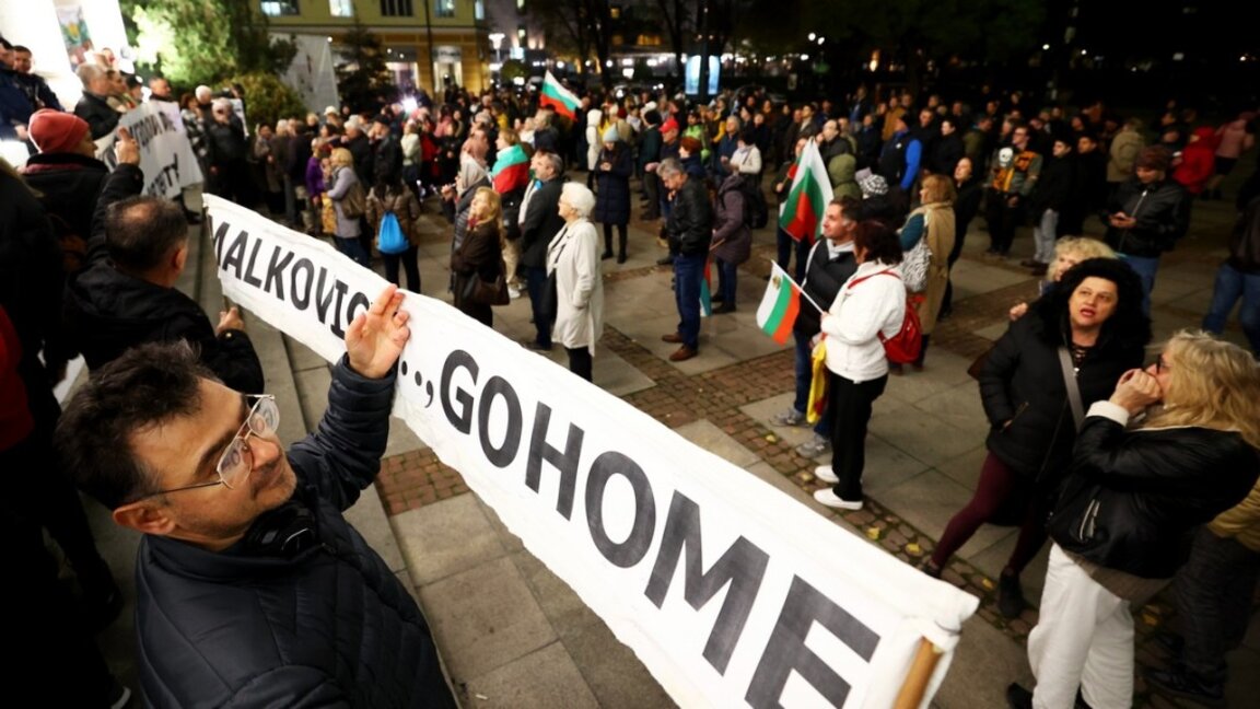 Премиерата на "Оръжията и човекът" - пред полупразна зала в обсаден театър