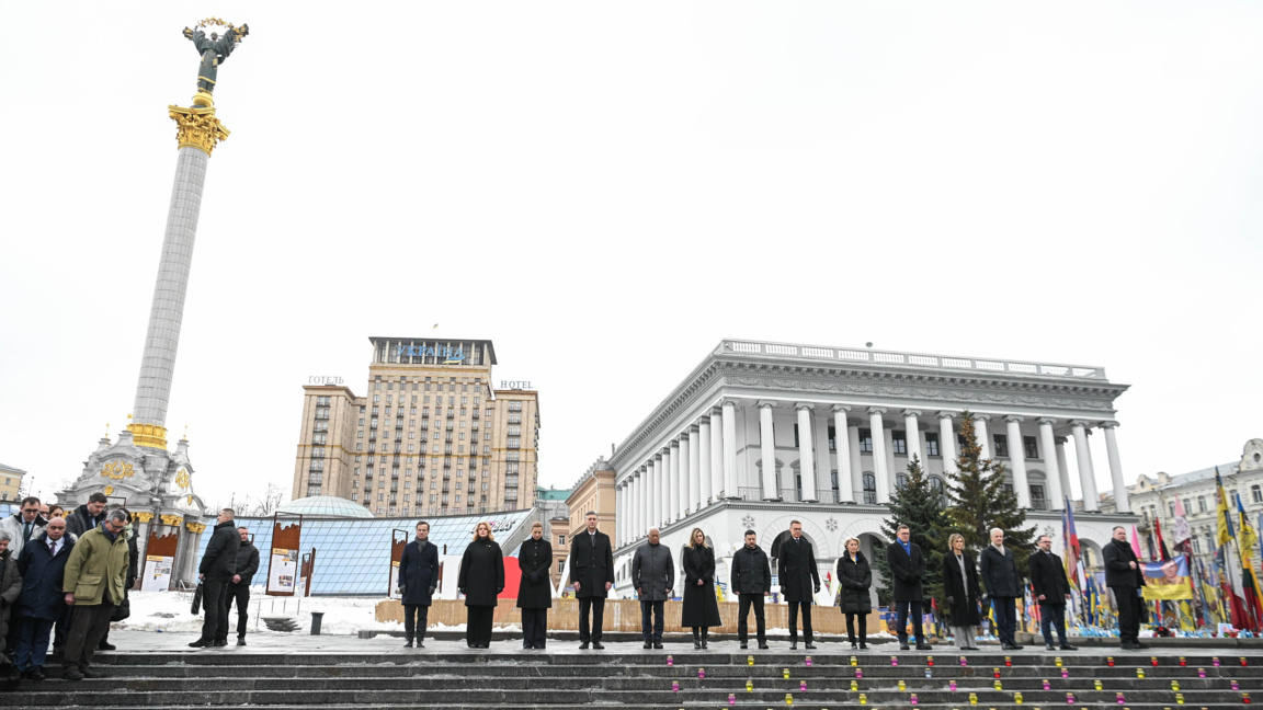 Президентът на Украйна Володимир Зеленски и първата дама Олена Зеленска заедно със световните лидери присъстваха на церемония пред паметника на загиналите украински войници на площад „Независимост“ в Киев, Украйна, 24 февруари 2026 г. Украйна отбелязва четвъртата годишнина от началото на пълномащабното нахлуване на Русия в страната през 2022 г.