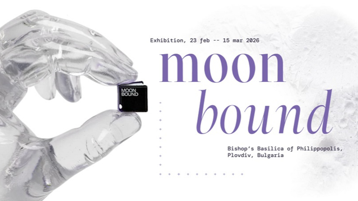 Показват миниатюрна книжка от 1 cm³, която ще пътува до Луната