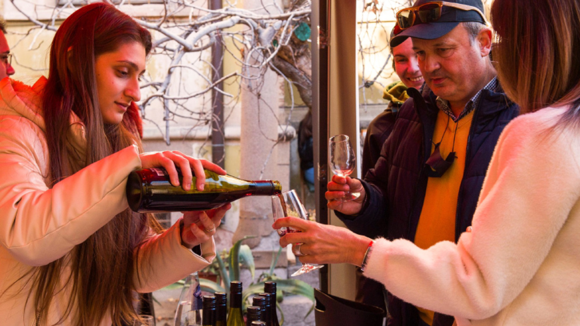 Износът на българско вино спада, но прих...