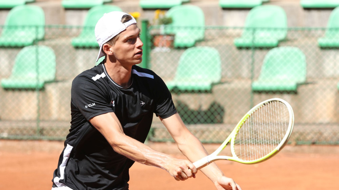 Нестеров спаси 2 мачбола в Лугано, но от...