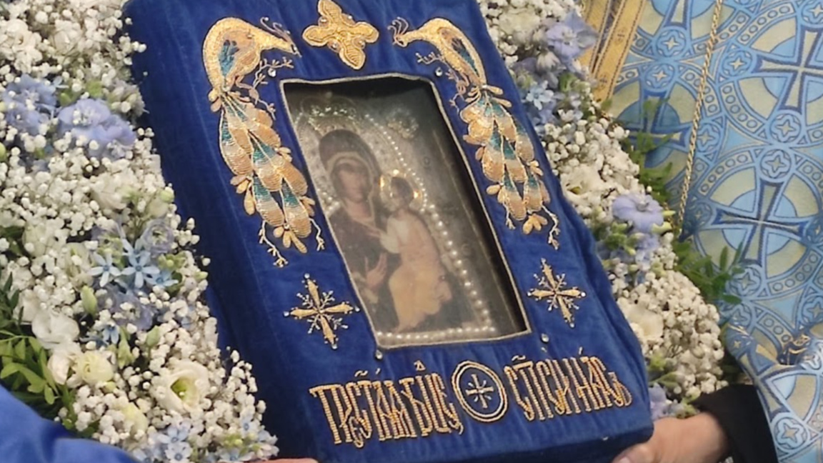 Хиляди се поклониха пред чудотворната икона на Света Богородица във Варна