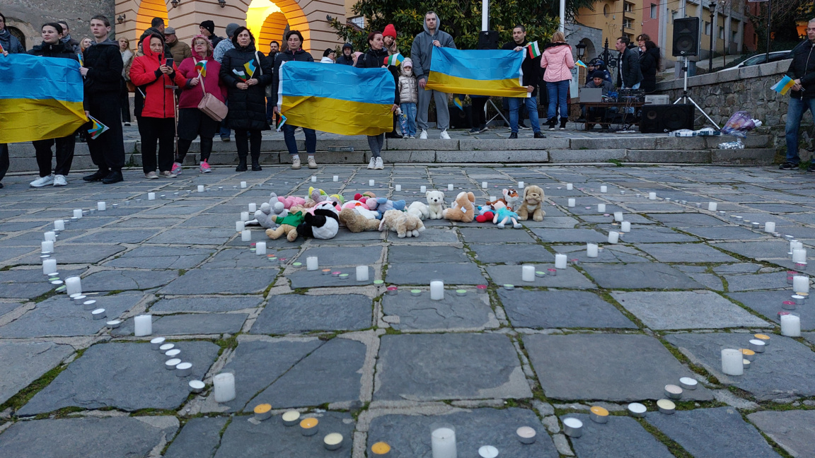 Украинци и пловдивчани се помолиха за ми...