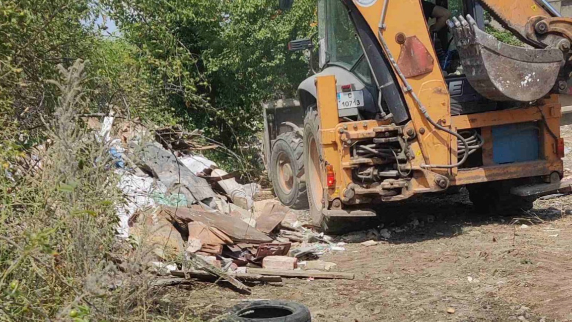 Започна почистването на незаконно сметище в местност "Корията"