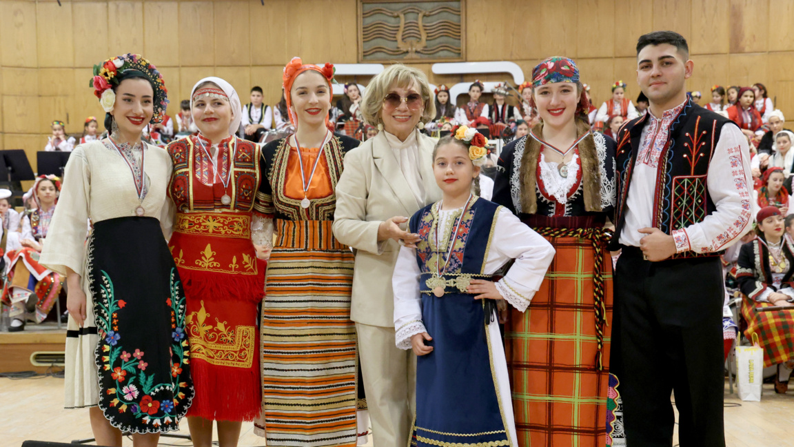 Наградените изпълнители  заедно с маестра Ваня Монева.