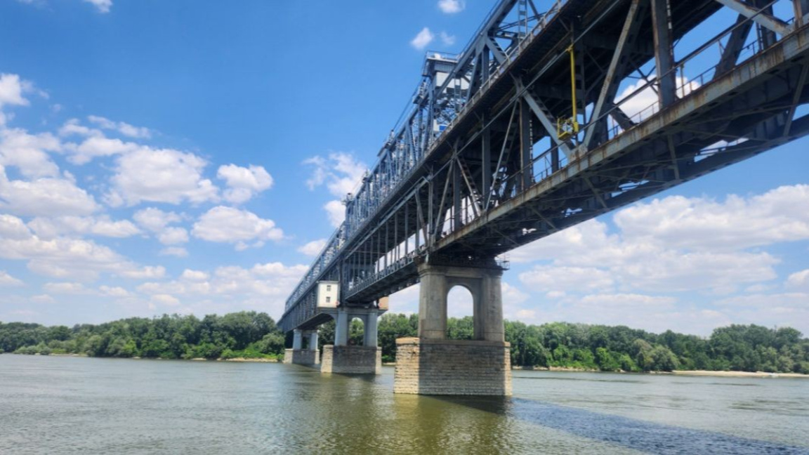 Временно затварят Дунав мост...
