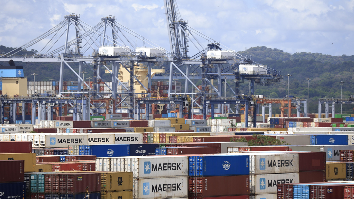 Контейнери за товари се трупат пред кранове в Панамския канал, 30 януари 2026 г.